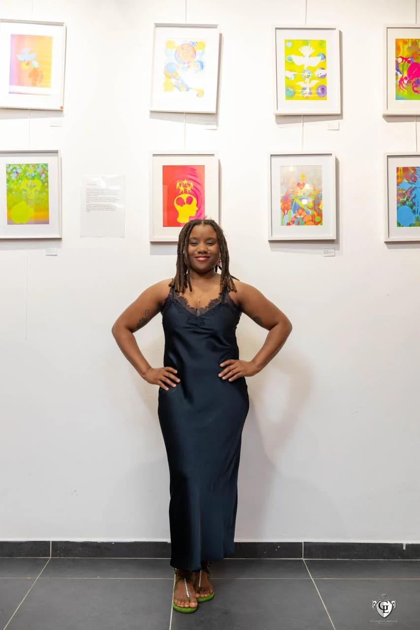 Gabrielle JBA devant ses œuvres accrochées, lors d’une exposition
